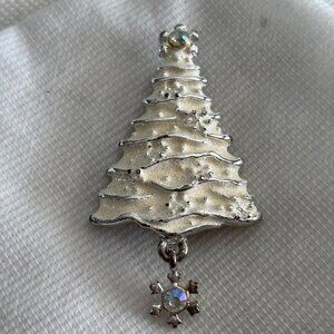 Vintage Silver-Tone Christmas Tree Brooch w/ Dangling Snowflake – AB Rhinestones
